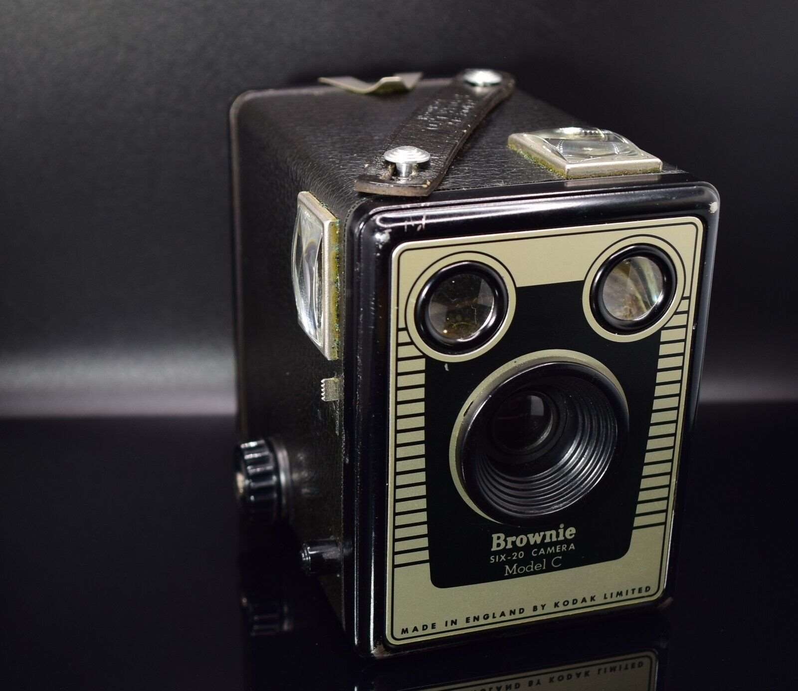 Kodak Brownie Six-20 Model C Box Camera Black & Gold uses 620 Film Excellent Condition