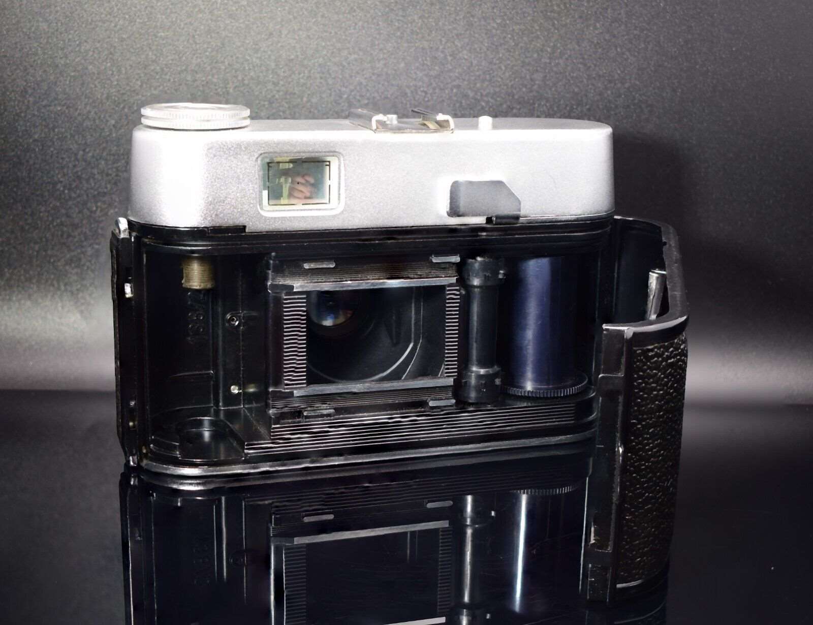 Voigtlander VITORET 35mm Film Camera cw VASKAR f/2.8 50mm Lens & Ever Ready Case