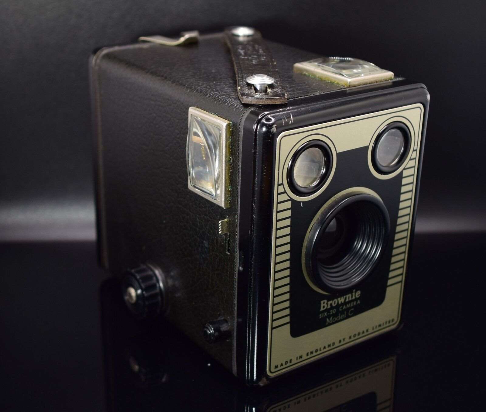 Kodak Brownie Six-20 Model C Box Camera Black & Gold uses 620 Film Excellent Condition