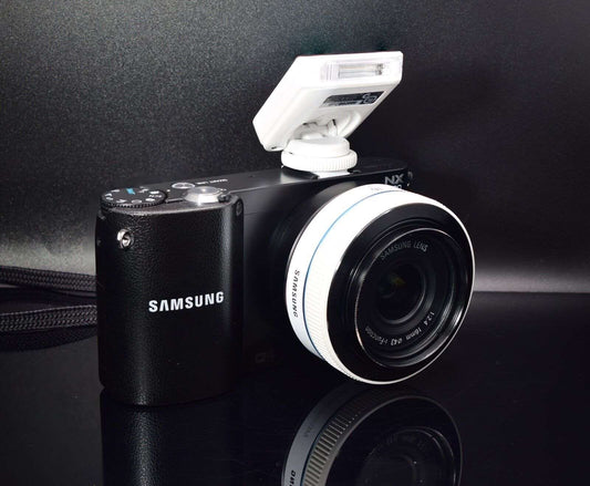 Samsung NX1100 Digital Camera Set 20.3 Mega Pixels f2.4 16mm i-Function Lens