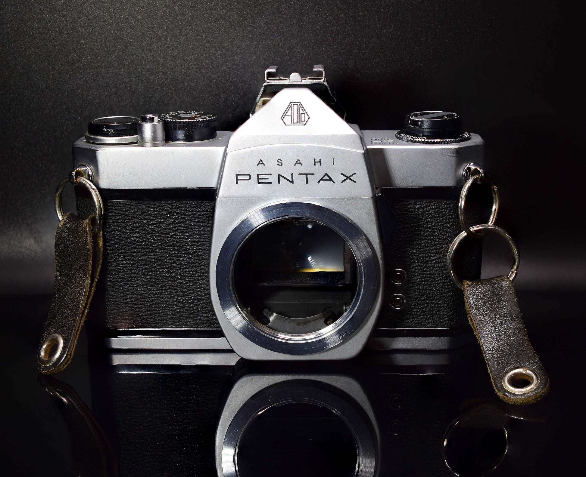 ASAHI Pentax SP1000 35mm Film SLR Camera with SIGMA f/3.5 28-70mm Zoom Lens and Detachable Cold Shoe Attachment